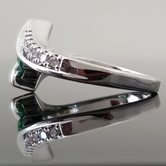 Pretty Small Green Round Diamond Ring - Picture 3 of 7